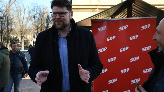 Bjelovar: Peđa Grbin družio se s građanima na štandu SDP-a 