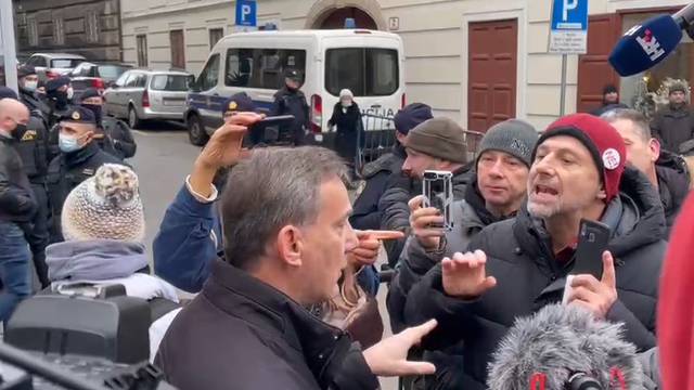 VIDEO Okružili ga: Pogledajte kako se prosvjednici svađaju s doktorom na Markovu trgu