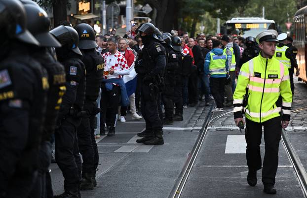 Prag: Hrvatski navijači u korteu idu do stadiona