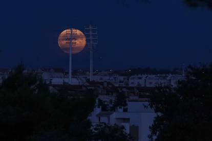 FOTO Veličanstveni Supermjesec obasjao nebo nad Hrvatskom: Pogledajte spektakularne fotke