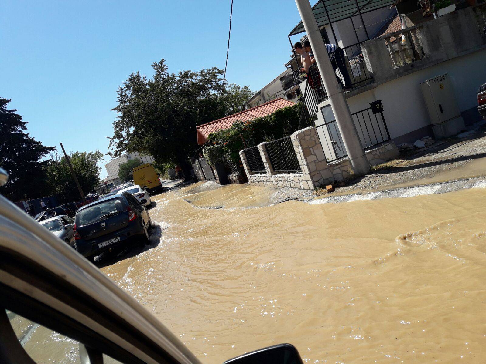Pukla vodovodna cijev u Splitu: Ulica je pod vodom i kamenjem
