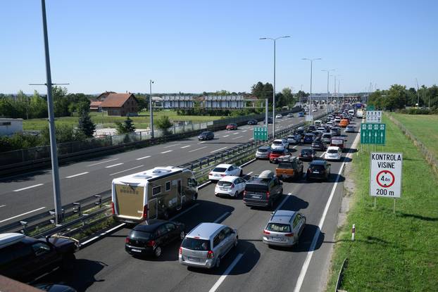 Zagreb: Pojačan promet u smjeru prema moru ispred NP Lučko