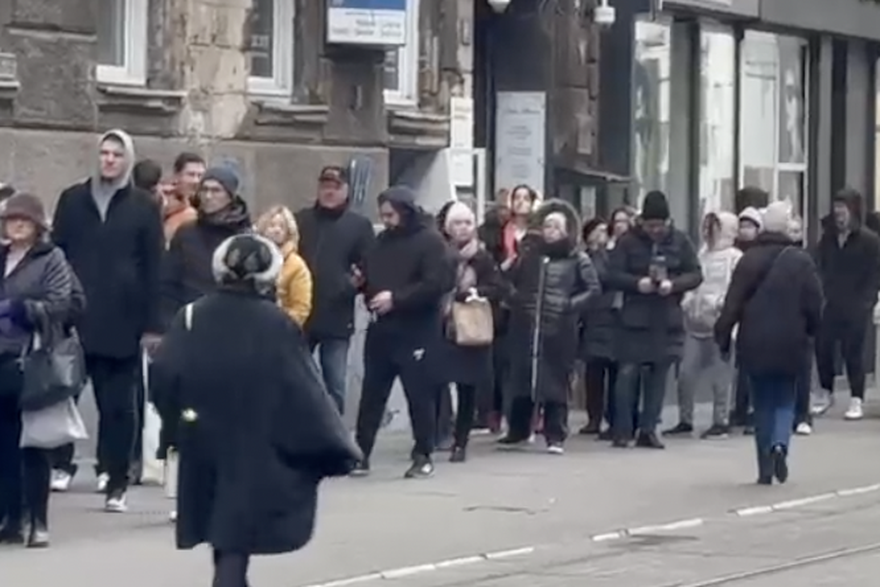 Ljudi &ccaron;ekaju u redu za zamjenu kovanica kuna u eure