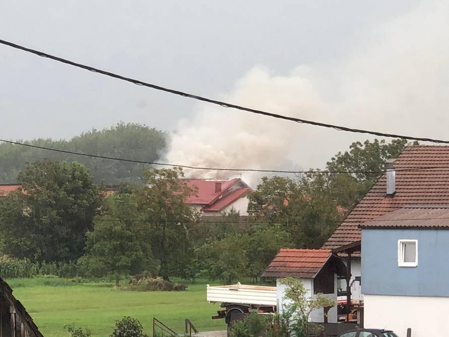 Crni oblaci i munje nad cijelim Zagrebom: Grom zapalio kuću