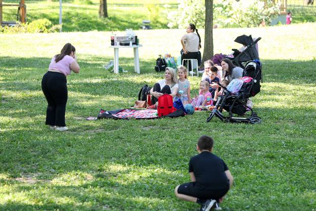 Zagreb: Građani i na Bundeku uz roštilj slave praznik rada 