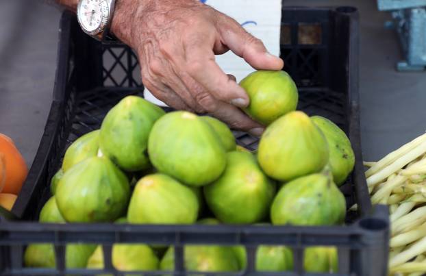 Šibenik: Na tržnicu stigle smokve po cijeni od 4-6 eura po kilogramu