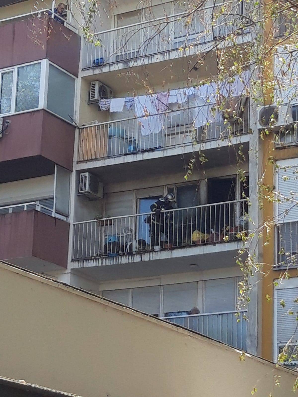 Požar u Zagrebu: Gorio balkon, vatrogasci spašavali staricu