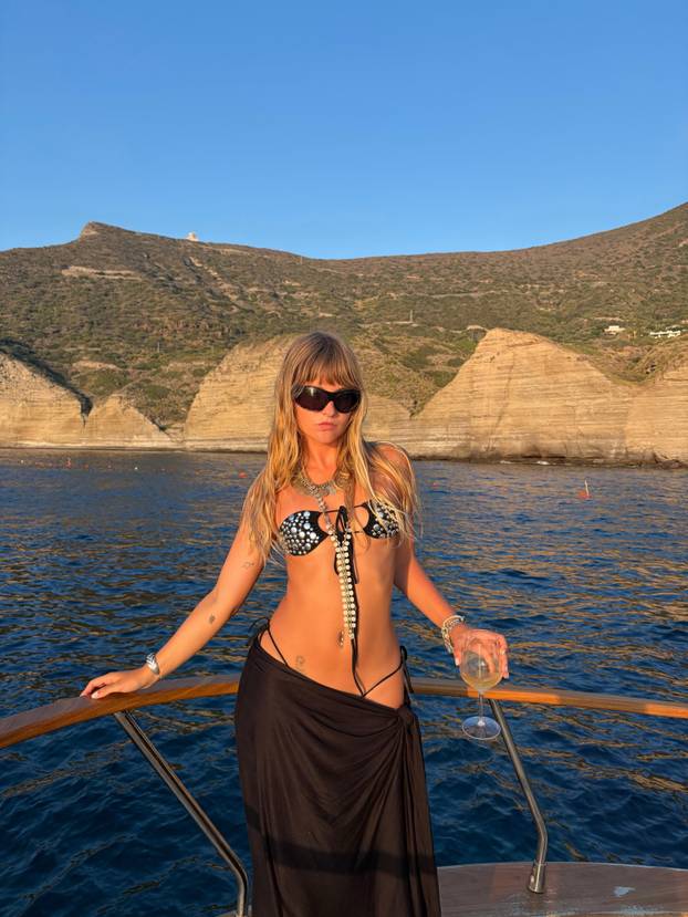 FOTO Victoria de Angelis u mini badiću ljubila djevojku na Siciliji