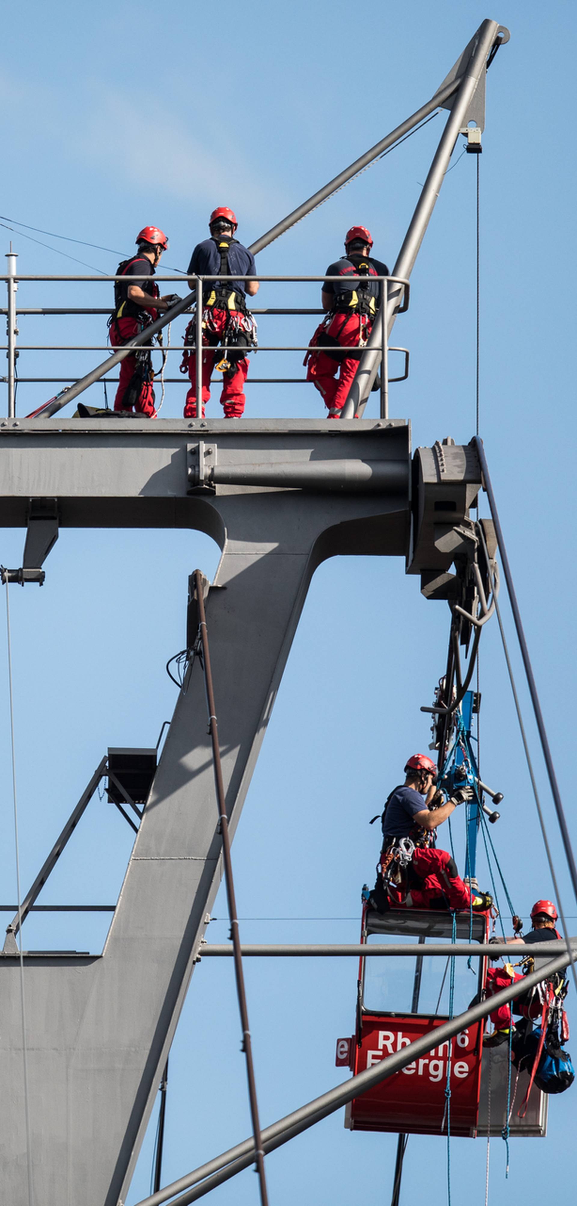 People rescued from stuck cable car gondola