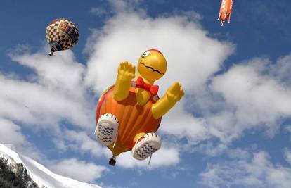 Švicarskim alpama letilo osamdeset balona