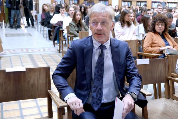 Zagreb: HNB organizirao Veliku učeničku debatu na temu "Može li AI upravljati osobnim financijama?" 