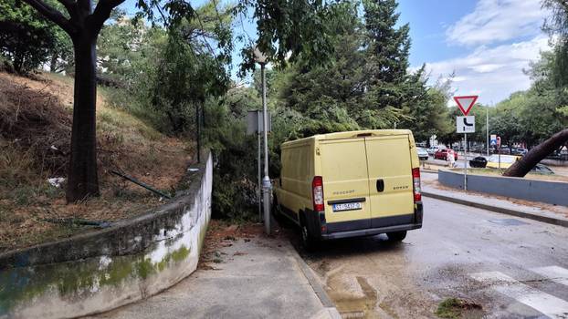 FOTO Split kao nakon tornada! Ovo je prognoza za danas: Za tri regije upalili alarm zbog oluje