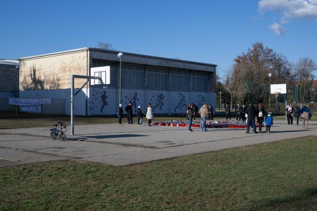 Zagreb: Poruke i svijeće za stradale u Osnovnoj školi Prečko 