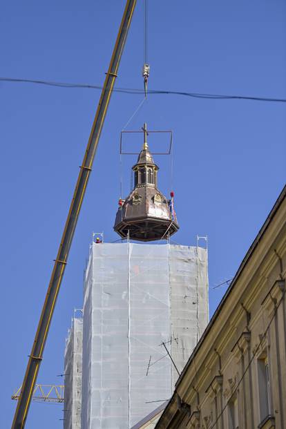 FOTO Pogledajte postavljanje obnovljene kupole tornja na baziliku u Palmotićevoj