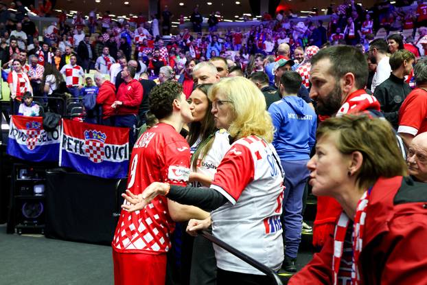 Herning: Utjehu nakon izgubljene utakmice protiv Njemačke rukometaši potražili u zagrljaju svojih obitelji
