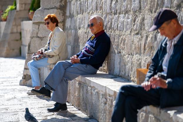 Dubrovnik: Sunčan i topao jesenji dan u gradu