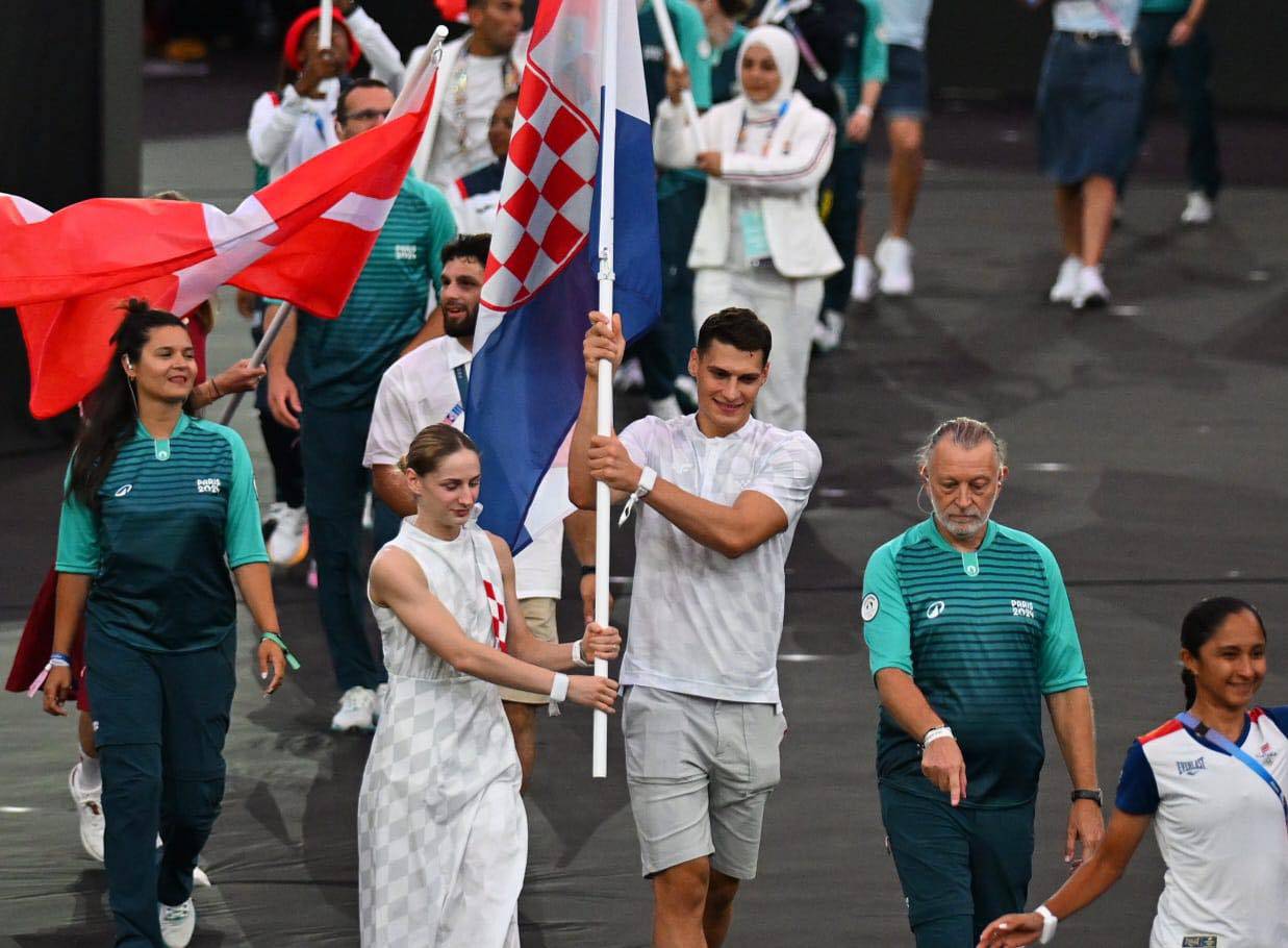 Lena Stojković i Ivan Šapina su nosili hrvatsku zastavu na zatvaranju Olimpijskih igara