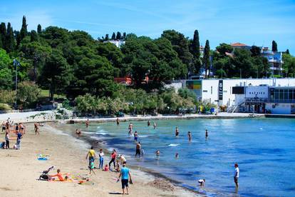 Split: Na Bačvicama započela sezona kupanja