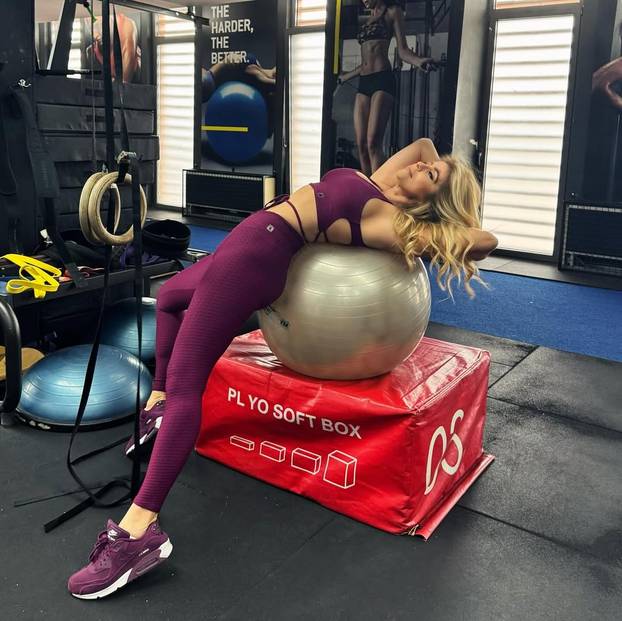 FOTO Prejeli ste se za blagdane? Evo kako vježba mama Renata, ona će vas sigurno motivirati!