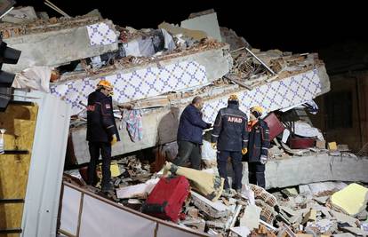 Najmanje 18 ljudi poginulo u potresu koji je pogodio Tursku