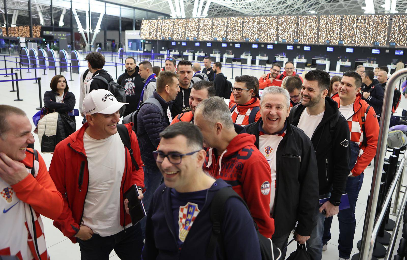 Zagrebu: U Zračnoj luci Franjo Tuđman okupili su se navijači prije odlaska u Katar na utakmicu između Hrvatske i Maroka