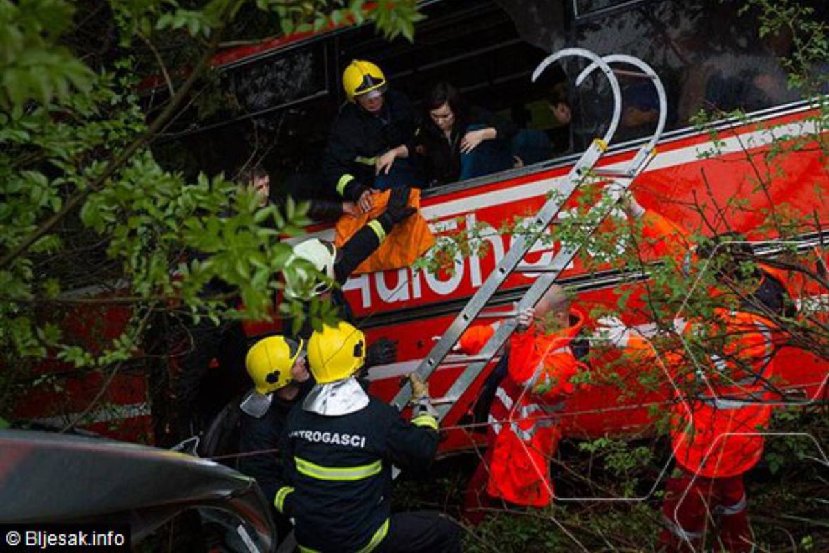 Mostar: Autobus s 50 učenika sletio u provaliju, nema mrtvih