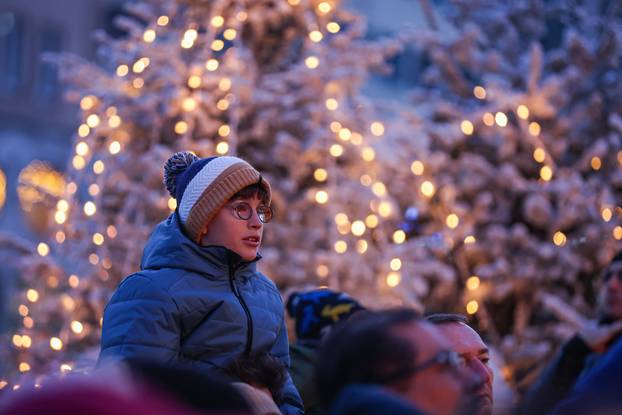 Zagreb: Paljenje prve adventske svije?e