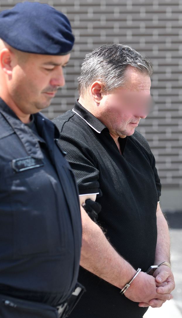 FOTO Župnika uhićenog zbog spolnog zlostavljanja dječaka u lisicama doveli na ispitivanje