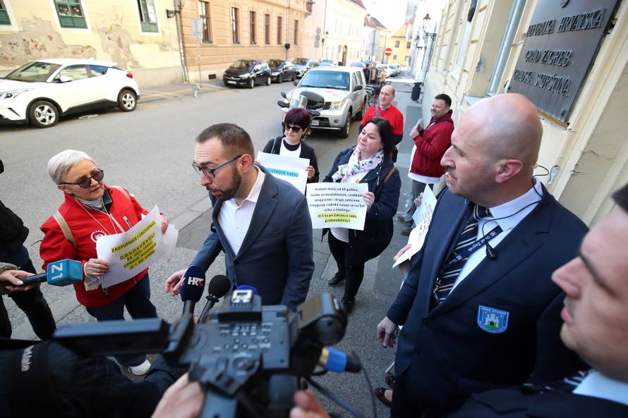 Gradske zastupnike rano jutros dočekali prosvjednici: 'Bez administracije nema operacije'