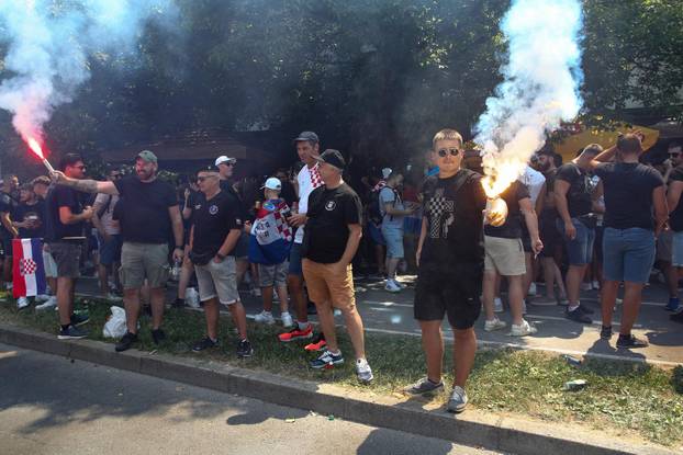 Zagreb: Zapaljene baklje u fan zoni na Bundeku uoči Thompsonovog koncerta 