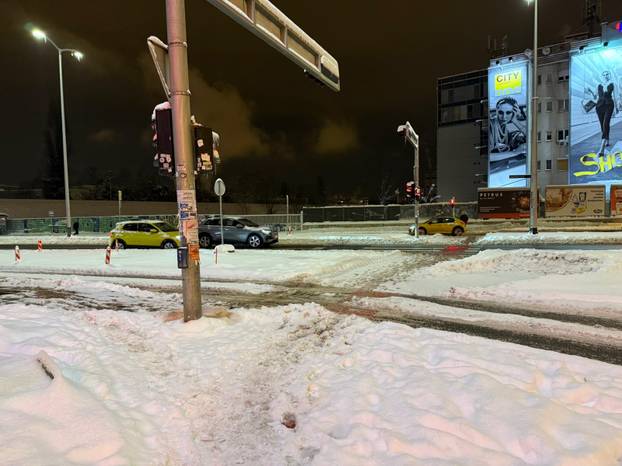 FOTO Zagreb zameten snijegom: 'Ponegdje na nogostupu i 15 cm snijega. Ljudi jedva prolaze!'