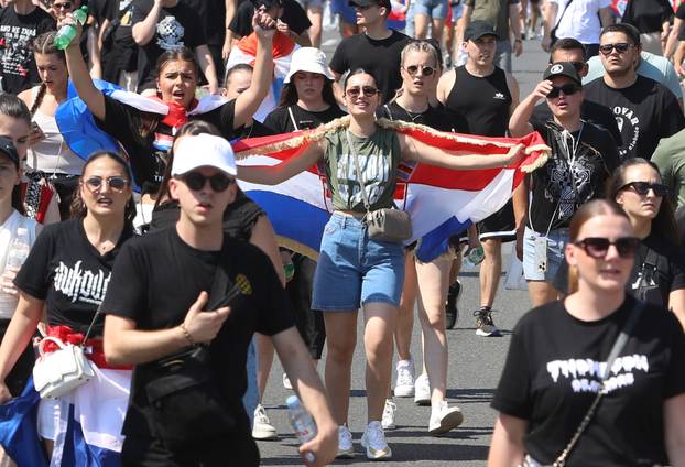 Zagreb: Tisuće fanova Thompsona prolazi Mostom Slobode koji je zatvoren za promet