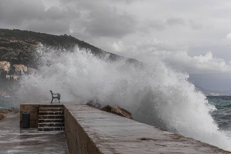 Dubrovnik: Potraga za tijelom muškarca kojeg su povukli valovi je obustavljena