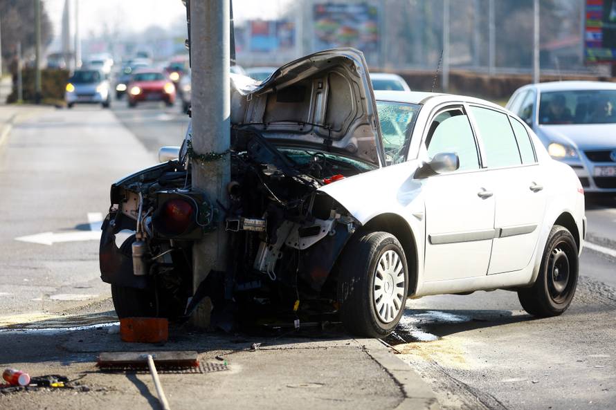 Zagreb: Automobil smrskan nakon Å¡to se zabio u stup semafora, nekoliko ozlijeÄenih