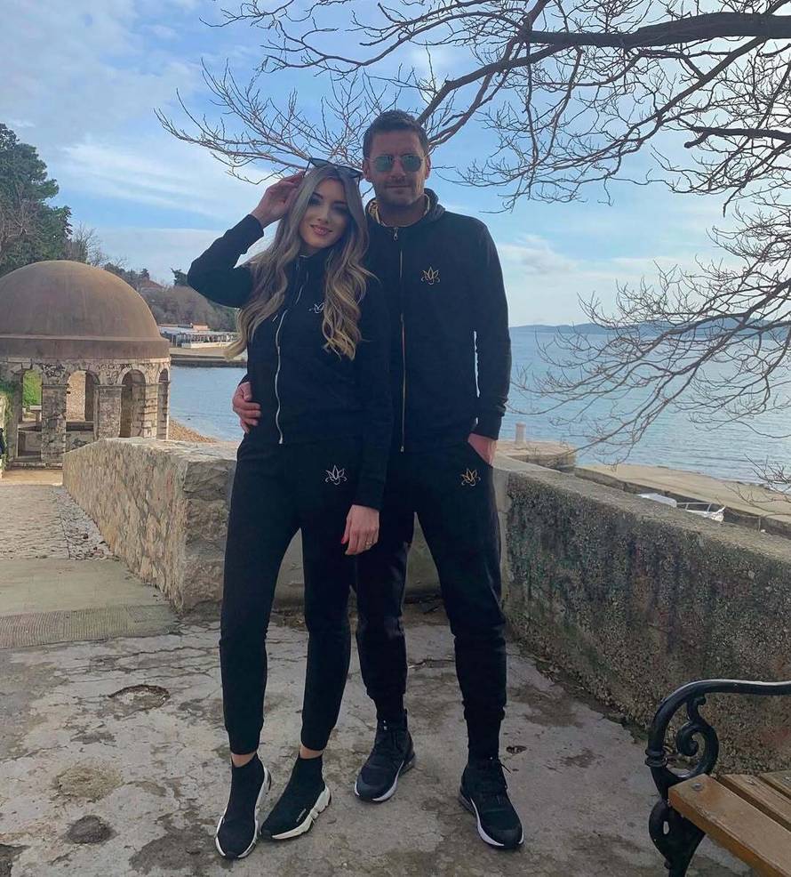 Haljine supruge nekadašnjeg nogometnog reprezentativca nose i na Bliskom istoku...