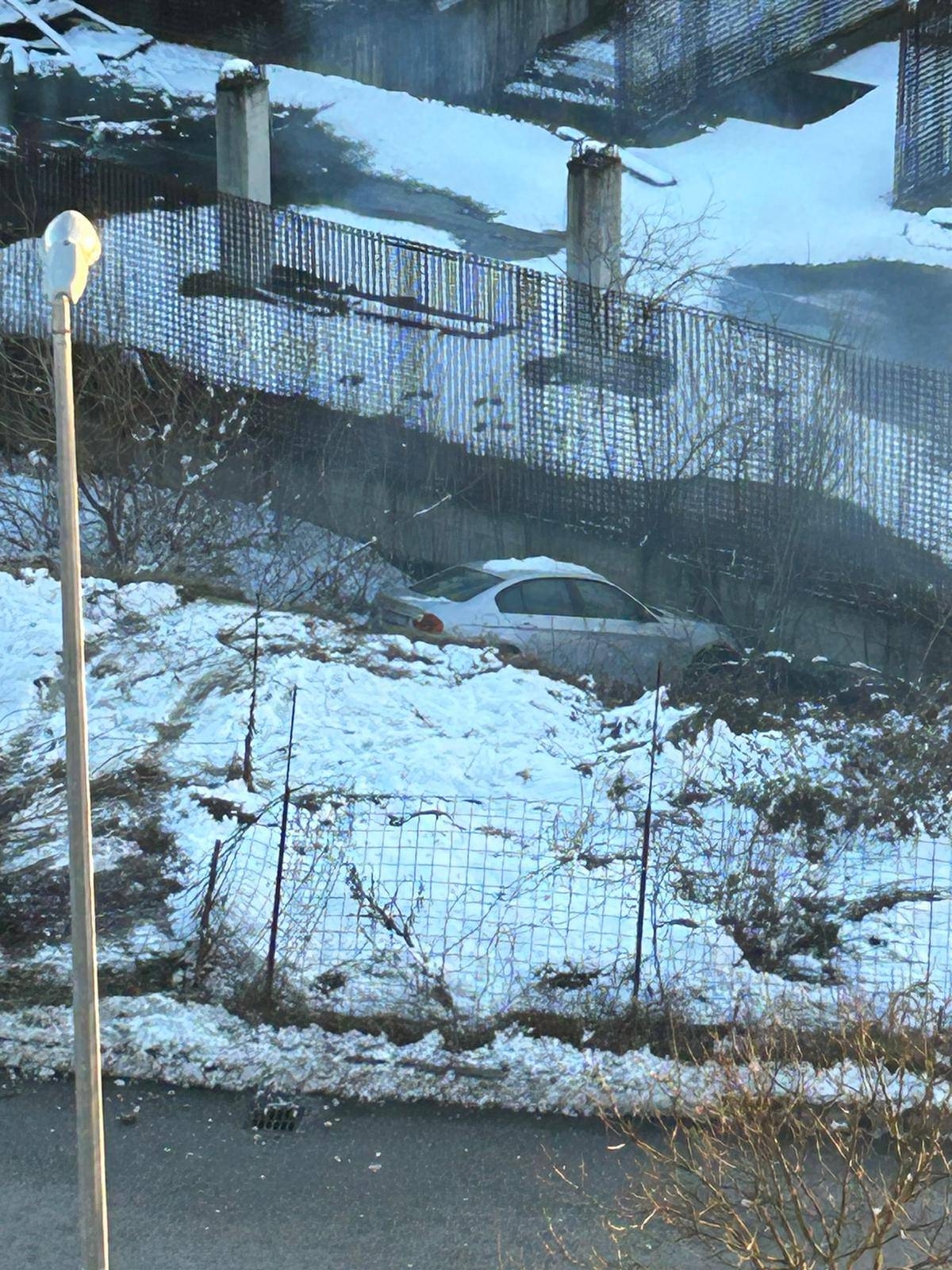 BMW-om na Laništu sletio s ceste na gradilište: Pronašli zaključano vozilo bez vozača