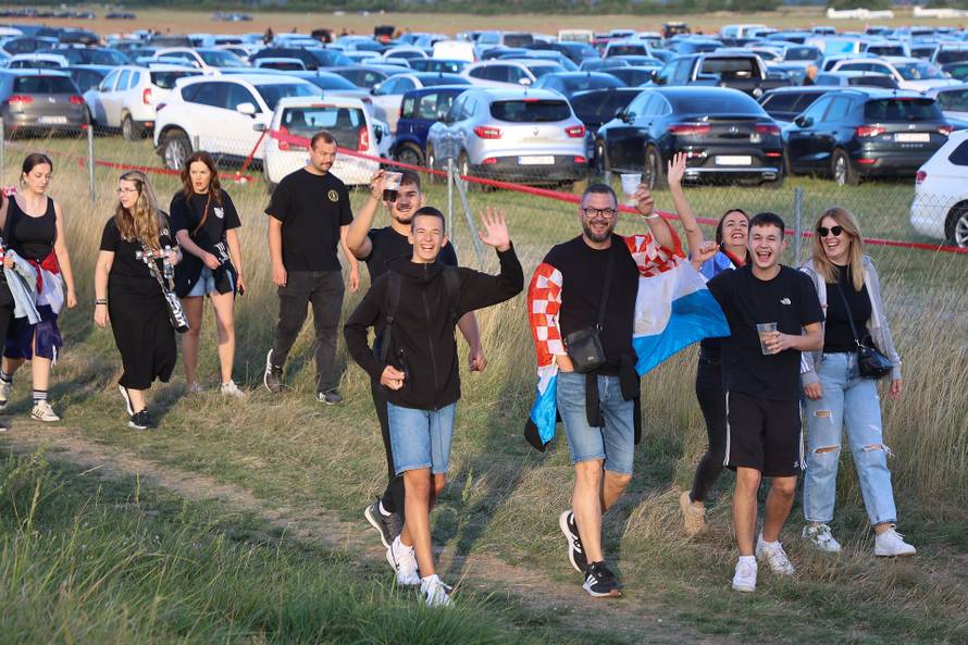 Sinj: Posjetitelji dolaze na hipodrom uoči početka Thompsonovog koncerta