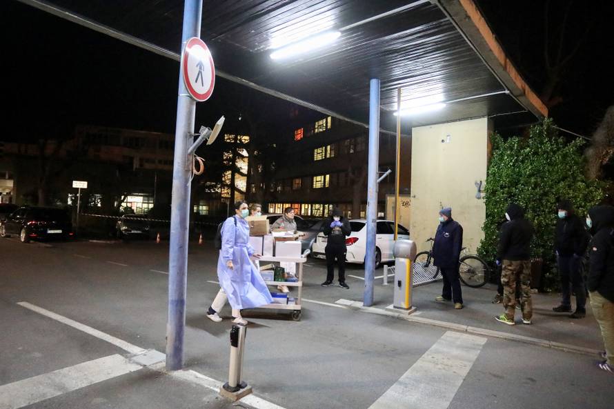 Zagreb: Pripadnici navijačkih skupina pomažu u seljenju Klinike za plućne bolesti na Jordanovcu