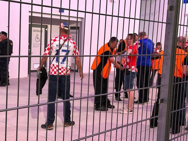 Ovako pregledavaju zastave na Opus Areni. Pogledajte kontrole na ulazima, svaku fotografiraju!