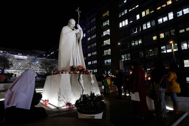 Pope Francis continues treatment for a respiratory tract infection at Gemelli hospital