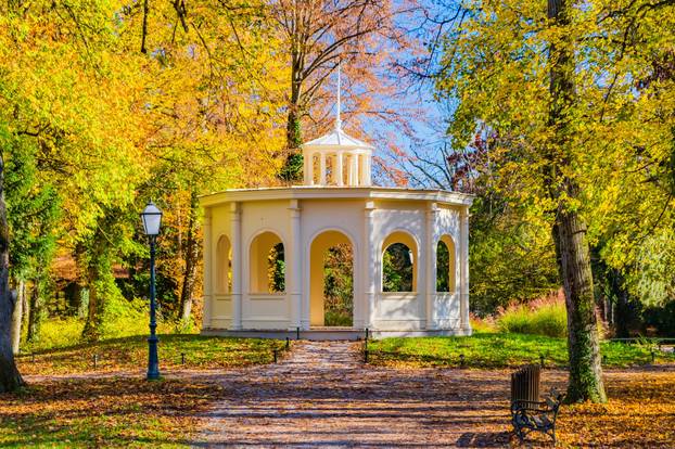 Beautiful,Old,Pavilion,And,Promenade,In,Park,Maksimir,In,The