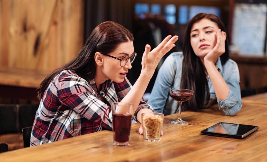 Razotkrijte razgovornog narcisa - ne gasi se, samo priča o sebi...