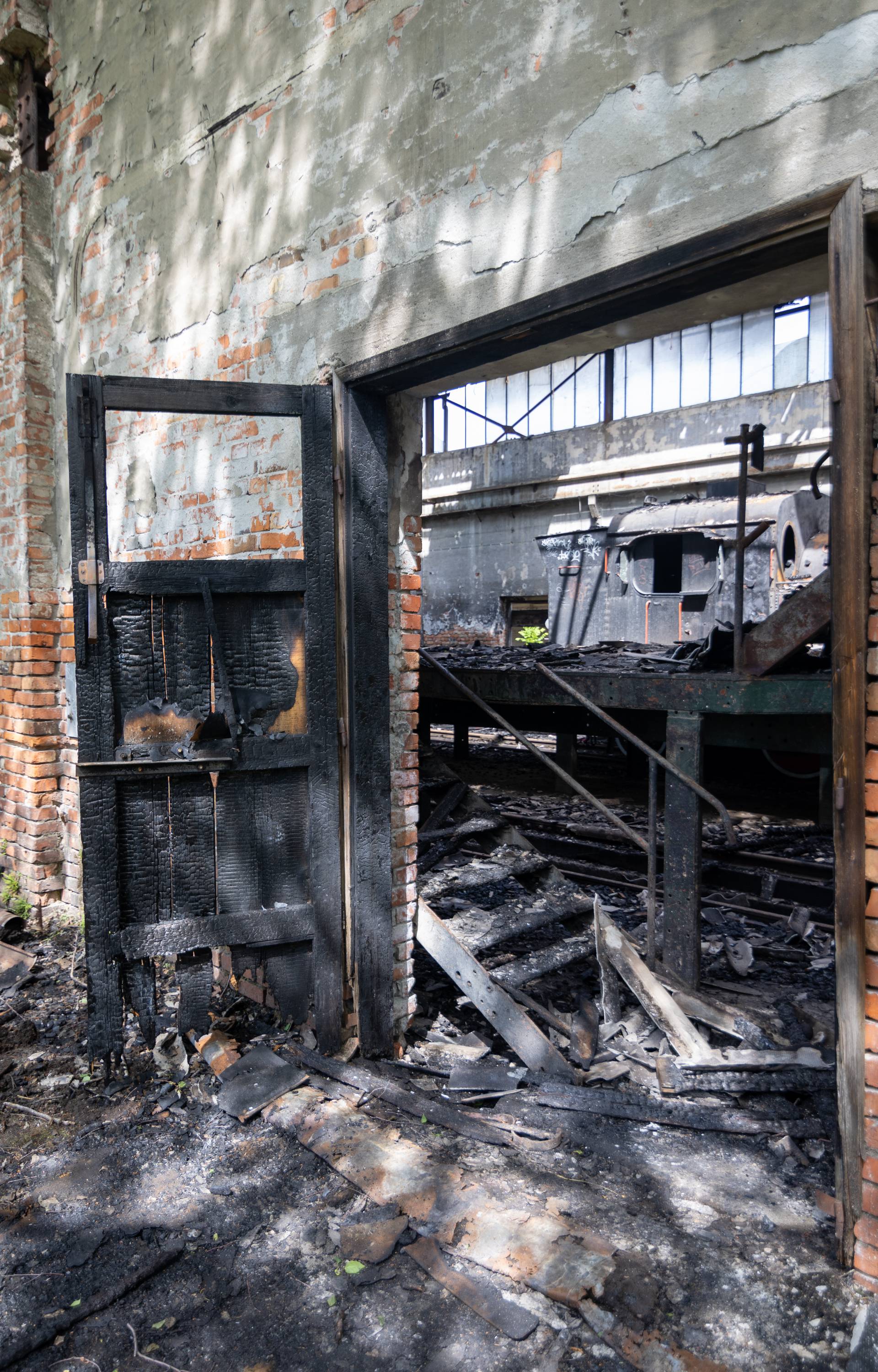 Osijek: Lokomotiva i zgrada Hrvatskih Željeznica koji su stradali u požaru