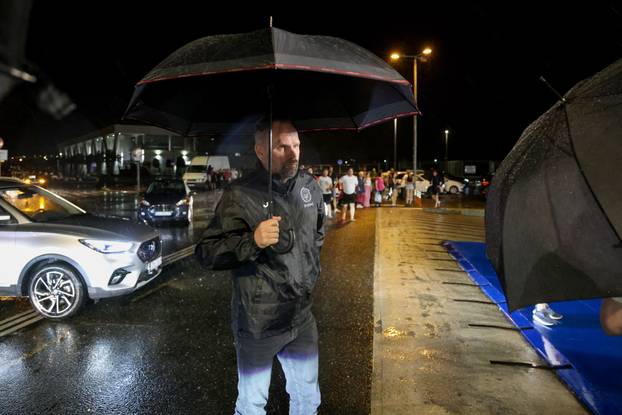 Zadar: Trajekt “Jadran” dovezao putnike sa potonulog katamarana “Melita” u luku Gaženica