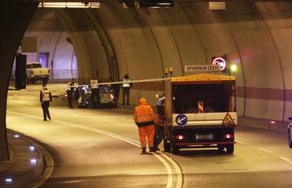 Mladi vozač u tunelu iznenada skrenuo i udario u drugo vozilo. Poginula njegova dva suputnika