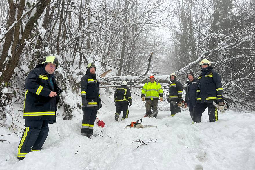 Heroji iz Jesenja: Osmero vatrogasaca pješice se probijalo kroz snijeg da oslobode puteve