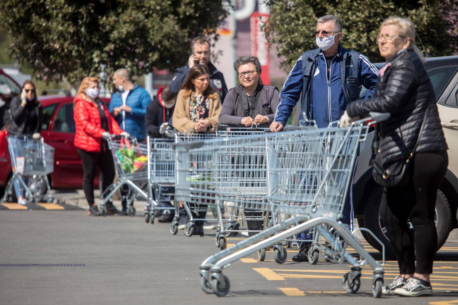 Rijeka: Zbog epidemije koronavirusa u trgovačke centre pušta se određeni broj kupaca