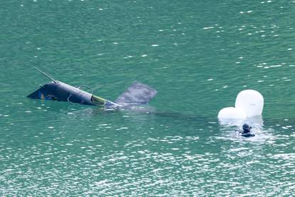 FOTO Specijalci u BiH izvlače helikopter koji je pao u jezero