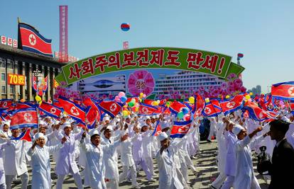 Sjeverna Koreja održala vojnu paradu i to prvi put u cik zore