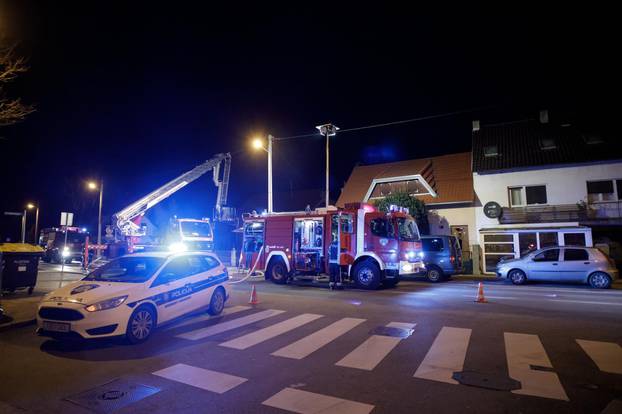 Zagreb: Vatrogasci gase požar na obiteljskoj kući na Samoborskoj cesti